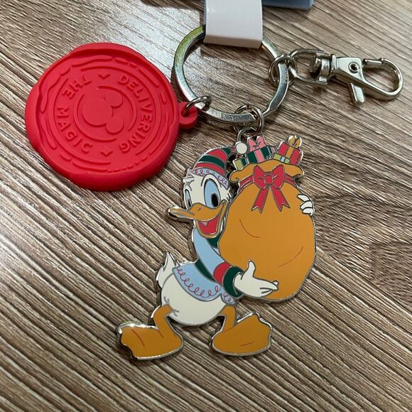 Disney Parks Christmas Holiday Donald Duck Elf Keychain NEW - Picture 3 of 4